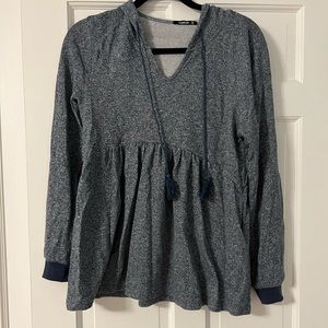 Hooded sweater with pockets